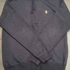 Ralph Lauren half zip - Snygg Ralph Lauren half zip som jag nu säljer.Mörkblå tröja med gult märke.Knoprig men ändå bra skick.Dm för fler frågor eller bilder!