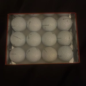 Tp5 golfbollar 12 pack A klass  - Bilderna visar ett dussin med golfbollar av märket TaylorMade, modell TP5x eller Tp5. Bollarna är i väldigt bra skick och kan skickas så snabbt vi kan👍⛳️