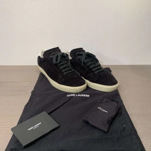 Saint Laurent SL/06 - Tja! Säljer nu ett par sjukt feta Saint Laurent SL/06 skor i storlek 42. De är väldigt välskötta och har därav ett suveränt skick. Medföljer gör dustbag, extra snören och original-lappar från Saint Laurent. Priset är inte hugget i sten och hör av dig vid minsta fundering!🤗