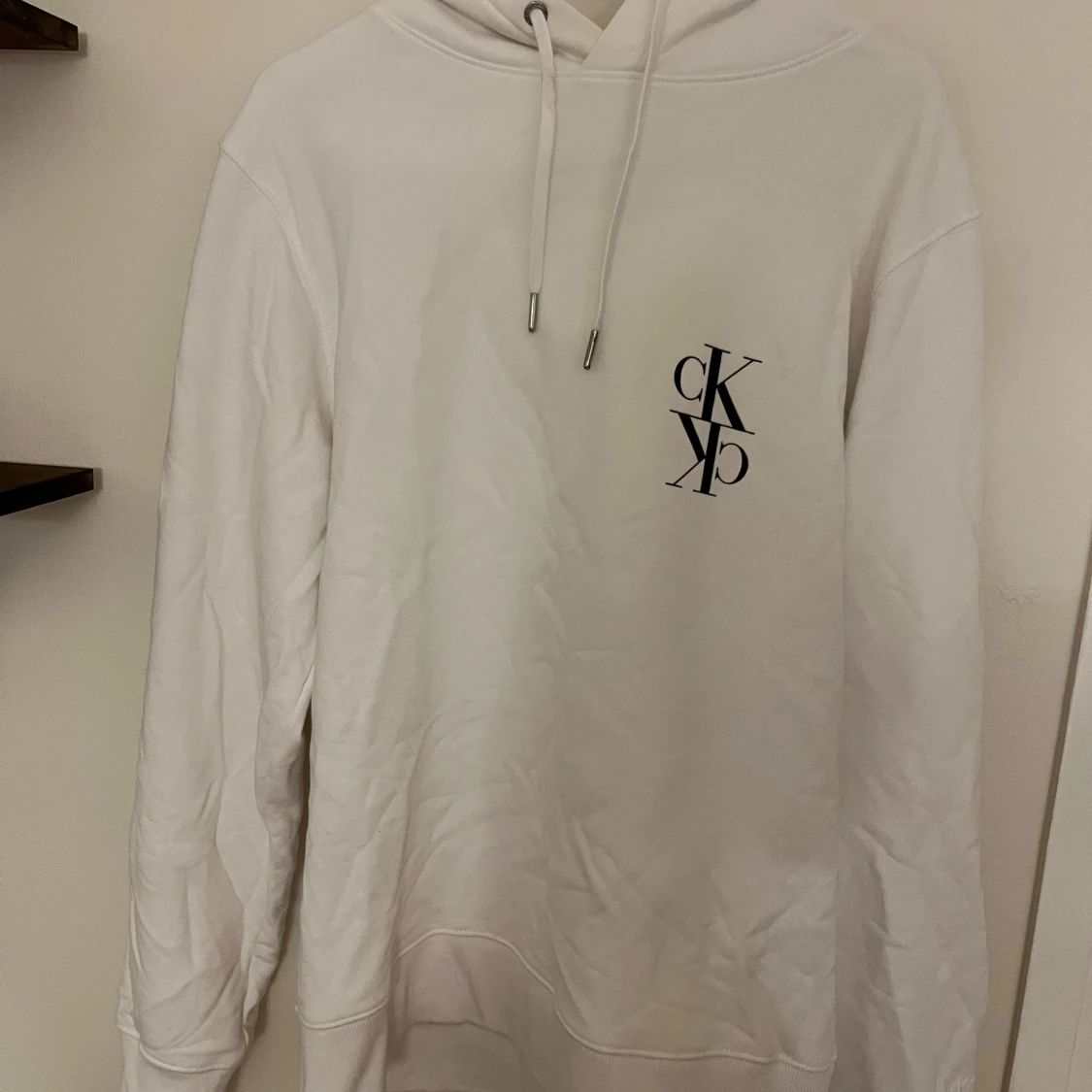 Vit Calvin Klein hoodie med logga