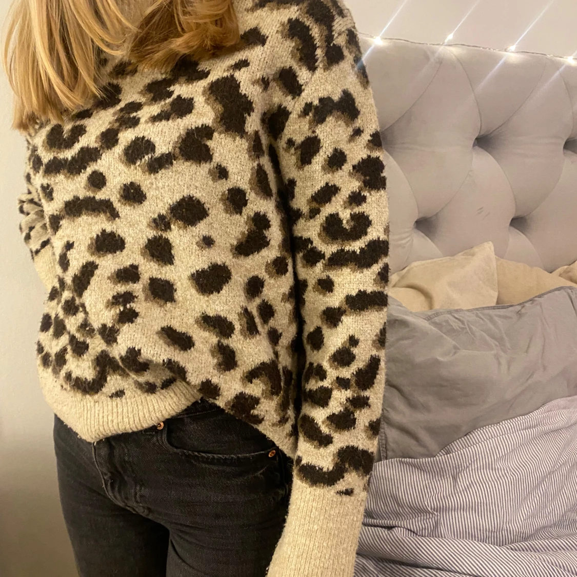 Beige leopardmönstrad stickad tröja - 1