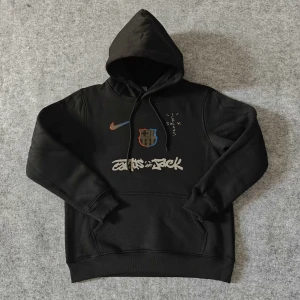 FC Barcelona X Travis Scott hoodie  - En väldigt unik och superfin hoodie från el Classico collab av FC Barcelona X Travis Scott. Den är i färgen svart. Den är helt ny och är i storlek S.                                                                 finns även att beställa i ett flertal andra färger.                        För större beställningar tveka inte på att höra av dig!