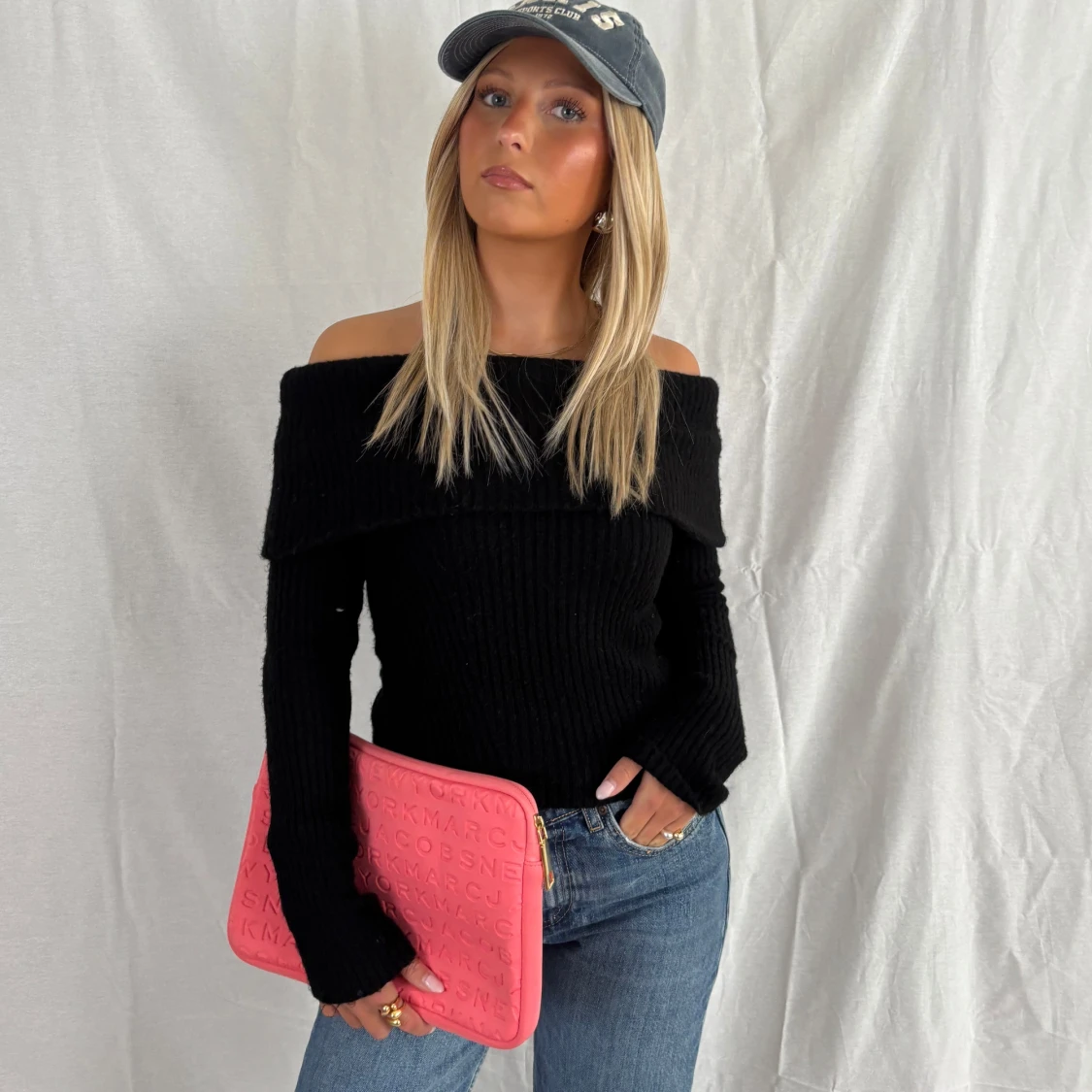 Svart offshoulder stickad tröja