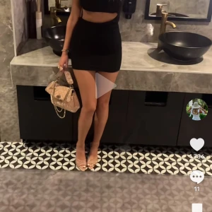 Svart offshoulder kortklänning - Säljer en svart, tight och kort offshoulder-klänning med cut-out detalj vid midjan. Klänningen har en figurnära passform och är ärmlös på ena sidan, vilket ger en modern och trendig look. Perfekt för dig som vill sticka ut med en stilren och edgy outfit. Passar perfekt till alla tillfällen!! 😍🤩 Finns ej att köpa längre!! Väldigt populär! Har även samma i vit, säljer båda till ett bättte pris! ✨❤️