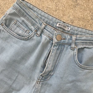 Ljusblåa raka jeans från Madlady - Säljer ett par ljusblå jeans från Madlady, högmidjade med raka ben. Storlek 36 