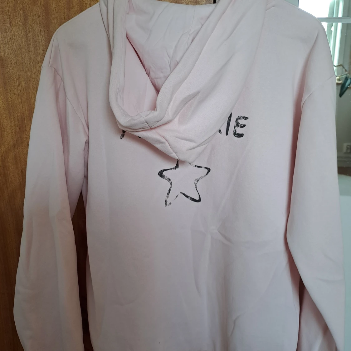 Ljusrosa hoodie från Gina Tricot - 1