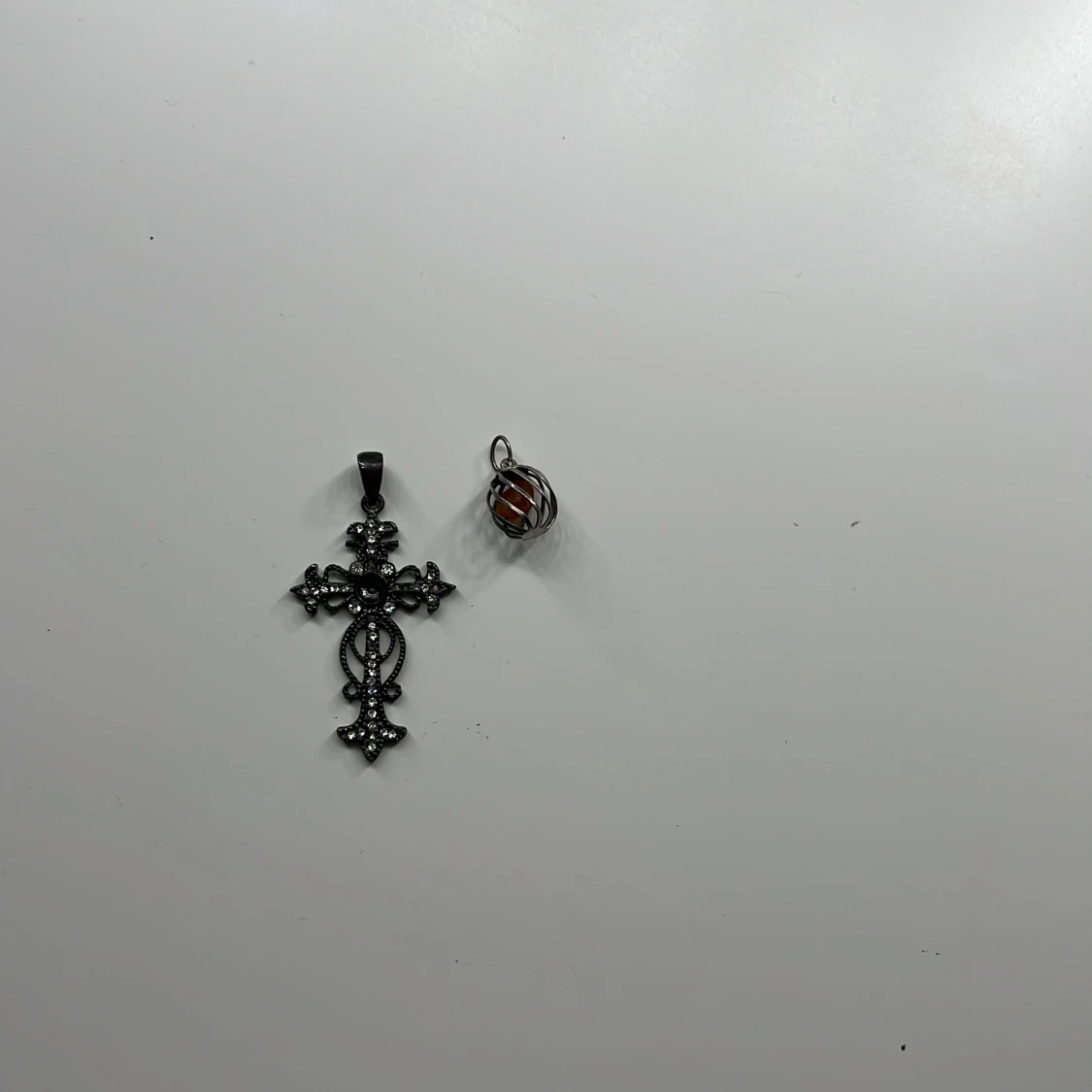 Två coola berlocker