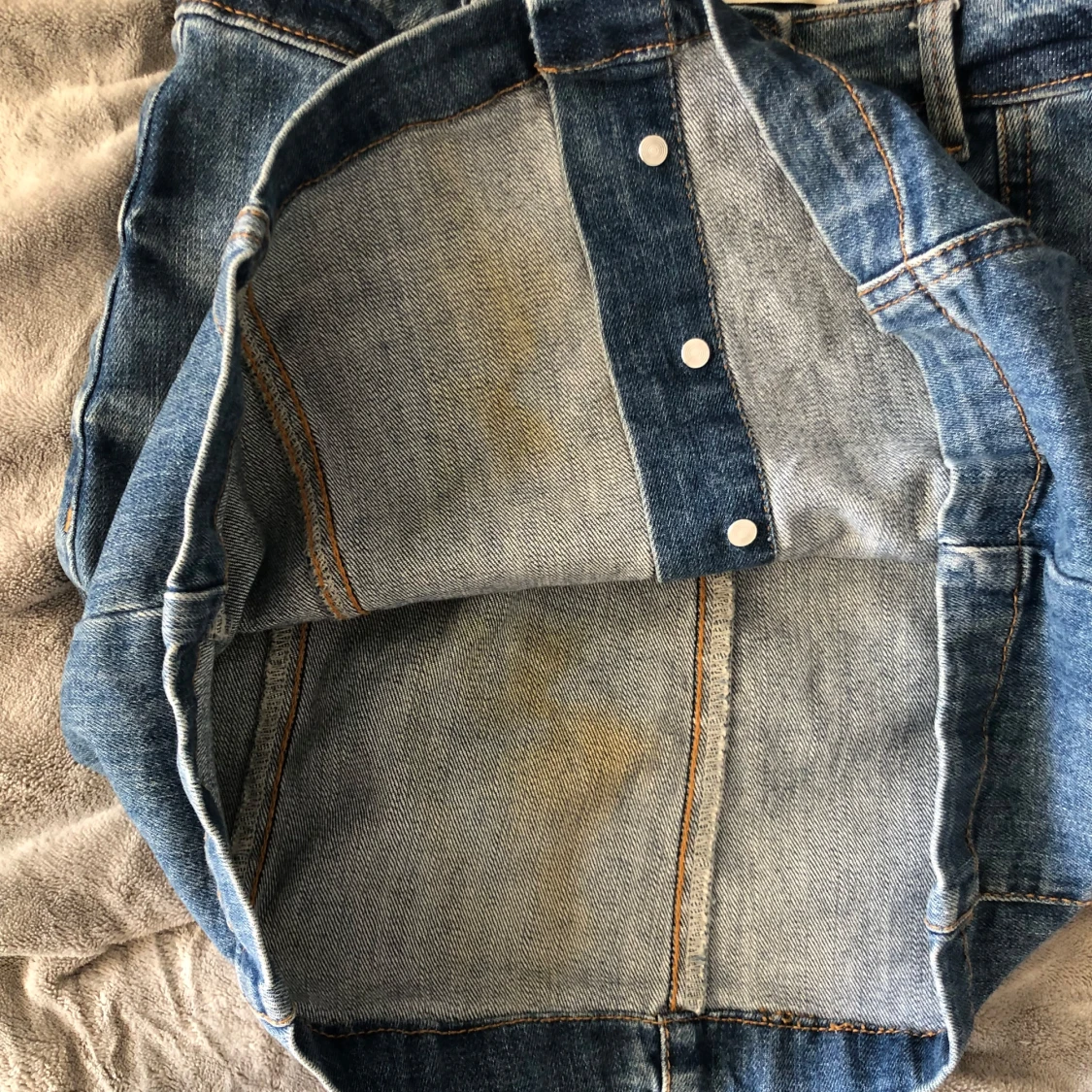 Blå jeanskjol med knappar - 3