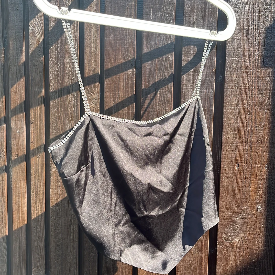 Svart glittrig tubtopp med strassband