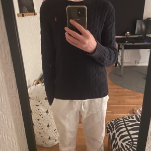 Mörkblå kabelstickad tröja från Polo Ralph Lauren - Säljer mina sköna Kabelstickad Ralph lauren tröja extramt skön till lite kallare sommarkvällar och till hösten. Storleken är L i barnstorlek men passar som en xs. Priset är inte hugget i sten. Skriv gärna om du har frågor 🤗