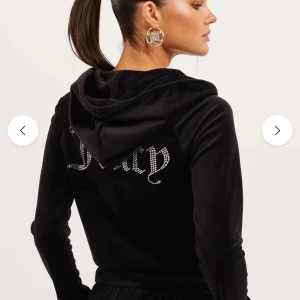 Svart Juicy Couture sett  - Svart sip hoodie och mjukisbyxor från Juicy Couture med strassdetaljer och Juicy-logga. Inte helt nytt andvänt ett par gånger men i bra skick. Tröjan är i storlek S och byxorna M. Skriv för mer bilder 🩷650 för hela settet
