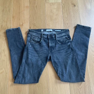 Replay Anbass aged 05 - Säljer ett par feta replay anbass aged 05! Jeansen har sjukt snygga slitningar! ⚜️🙌🏻 Storleken är 33/34! Priset är endast 500! Skriv vid funderingar!!!