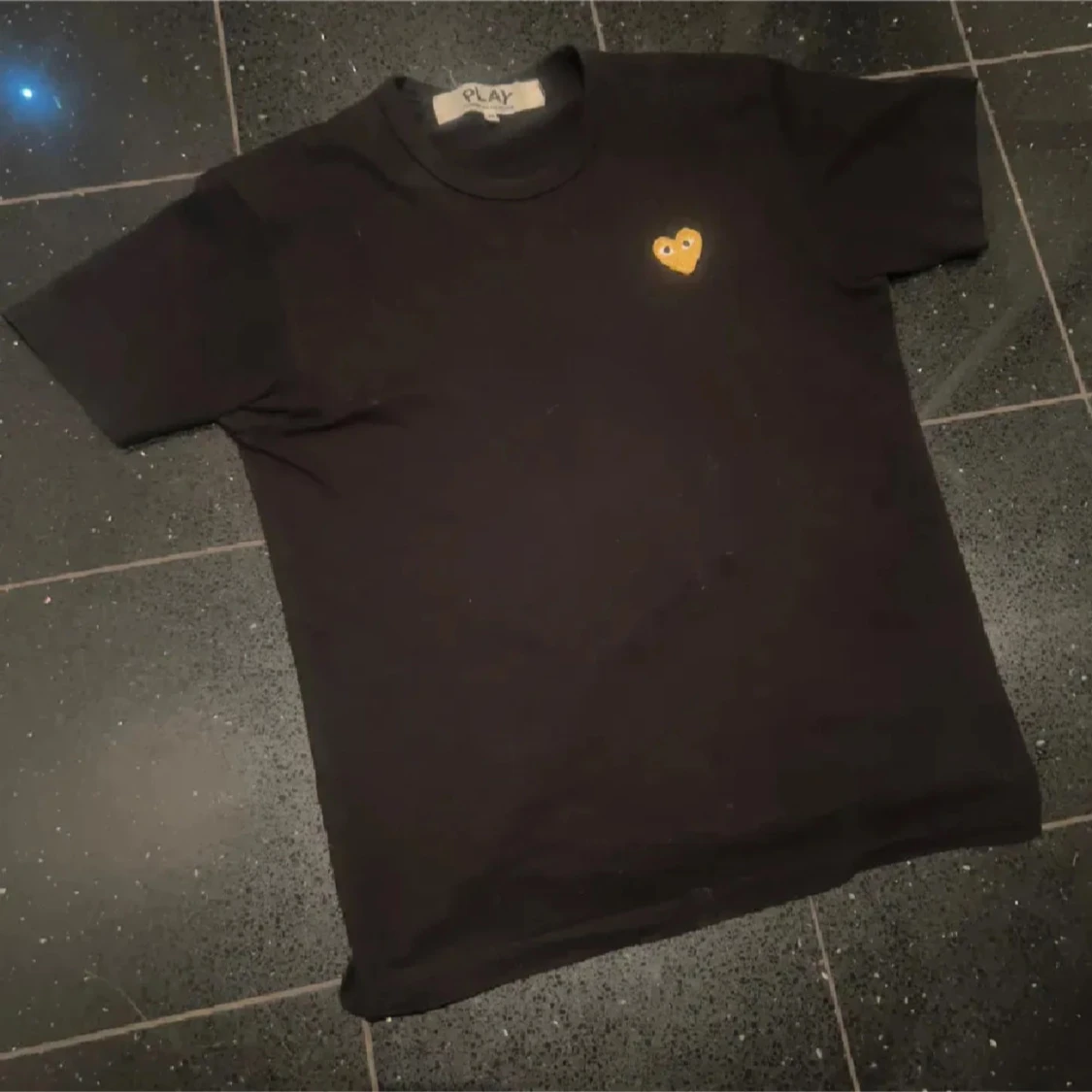 Svart Comme des Garçons Play t-shirt - 1