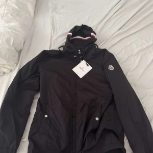 Moncler windbreaker - Moncler windbreaker perfekt inför sommaren. Strl M passar S. Oanvänd alla tags kvar✅Nfc✅frågor är det bara att skriva.