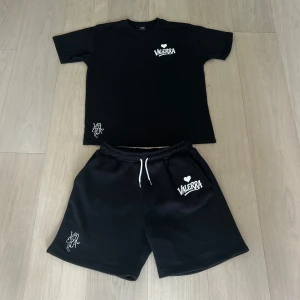 Valerra summer set - sommarset från Valerra, bestående av matchande T-shirt och shorts. Setet har en minimalistisk design med en broderad logga på bröstet och en större tryckt logga som ger en modern touch.  Materialet är av premiumkvalitet – huvudsakligen bomull – vilket gör det både bekvämt och perfekt för varma dagar. Det här setet är en del av en exklusiv drop och kommer med största sannolikhet inte att släppas igen i år.  Perfekt för dig som gillar stilrena, street-inspirerade plagg med hög kvalitet