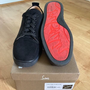 Christian Louboutin  - Säljer mina Loubs för att de inte används mer. Använt 4-5 gånger som man ser på sulan men annars finns inget fel. Storlek 43. Allt medkommer vid köp, skriv om du undrar något 