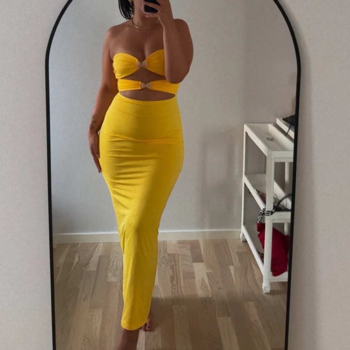 Gul långklänning med cut out-detaljer - 1