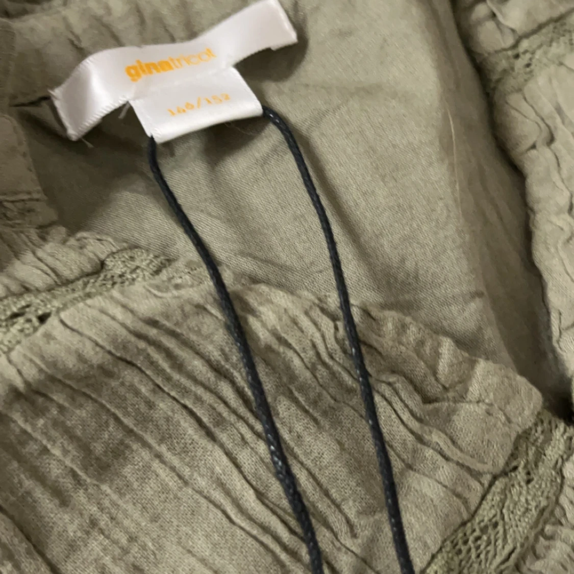 Olivgrön blus från gina tricot  - 1