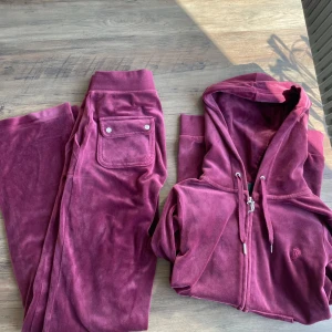 Vinrött set Juicy Couture XXS - Juicy Couture set i vinröd velour. Se defekt sista bild