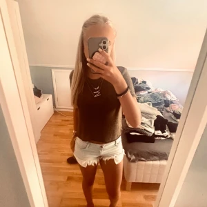 Stickad brun/grön tröja från ONLY - Säljer en stickad brun/grön tröja från ONLY i storlek XS. Är grön men lite brunare och murkare. Köpt på plick så vet inte hur mycket den har används, men käns som bra skick. Skriv för frågor eller fler bilden, tryck gärna köp nu😌