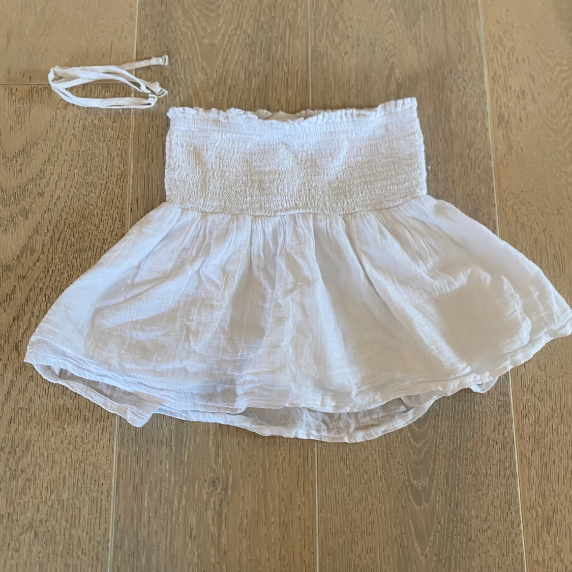 Vit smockad linnetopp med volang - 3