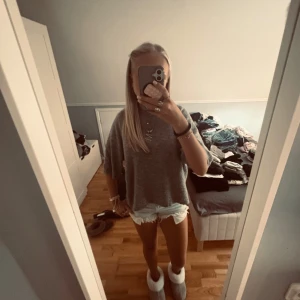 Grå stickad tröja från 157 - Mysig grå stickad tröja från 157, oversized t-shirt. Skulle säga att den känns större än XS. Har använt mycket så är rätt så nopprig men inga andra difekter. Skriv för frågor eller fler bilden, tryck gärna köp nu😌