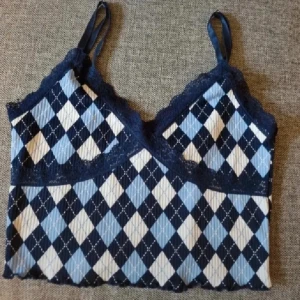 Topp - topp med spets från HM i storlek S. Mycket bra skick.