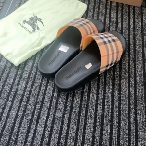 Burberry tofflor - Säljer ett par burberry tofflor i nytt skick!🔥