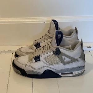 Nike Air Jordan 4 midnight navy  - Jordan 4 midnight navy                                           Blå/vit/grå                                                                      Köpta på KicksNStuff i Göteborg för 4500kr har digital kvitto                                                                  Fint skick förutom några små repor (se tredje bild)                                                                                Box och papper ingår