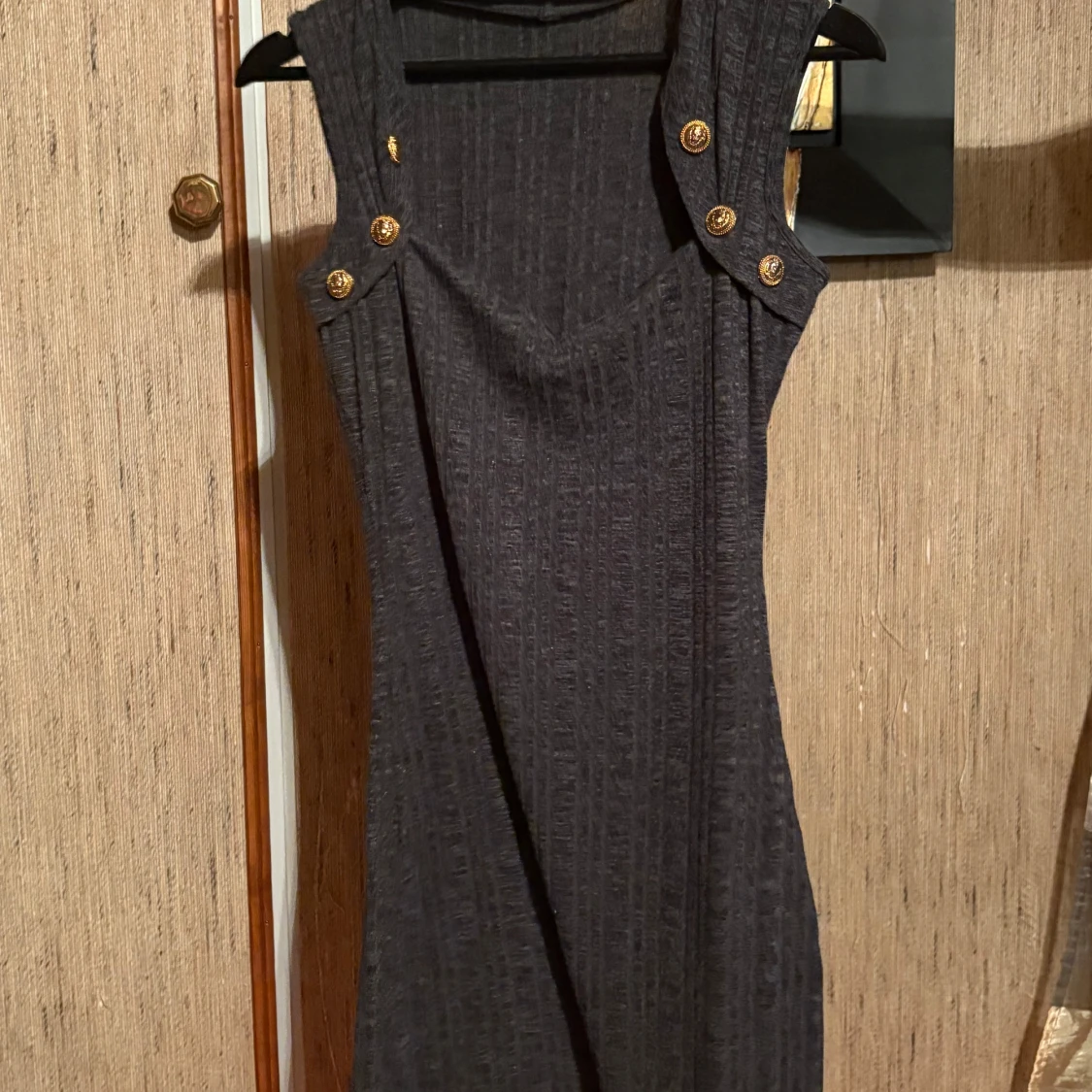 Svart ribbad ärmlös klänning