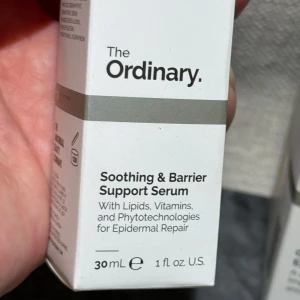 Nytt! The Ordinary Soothing & Barrier Serum - Ny! The Ordinary Soothing & Barrier Support Serum, 30 ml, är ett serum med lipider, vitaminer och växtteknologier som stärker hudbarriären. Kommer i en stilren vit och grå förpackning. Perfekt för dig som vill boosta huden med extra vård. Nypris 225:-