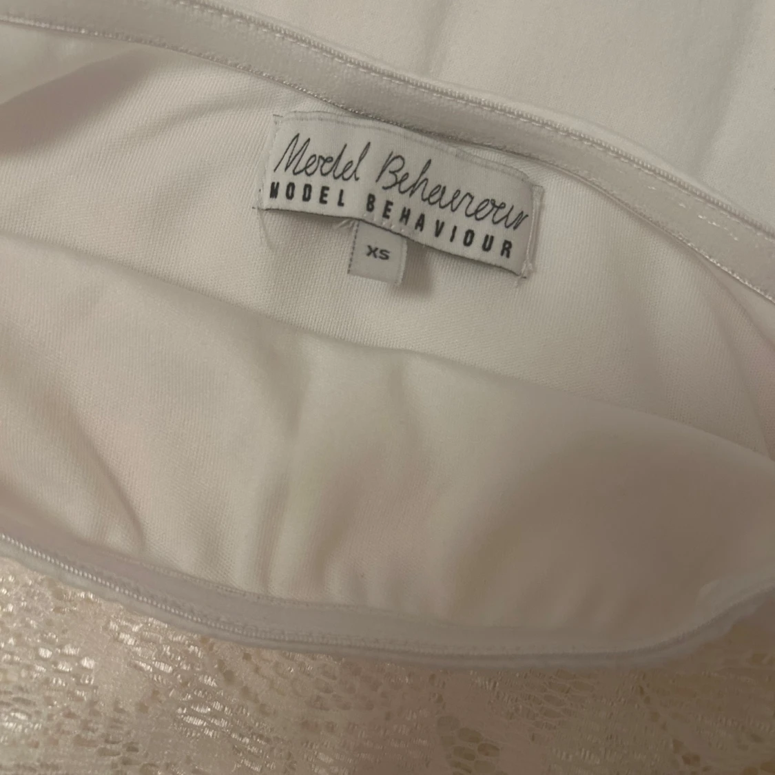 Vit/crèmefärgad spetsklänning från Model Behaviour - 1