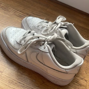 Nike air forces 1 - Köpte de ett par månader sedan, helt okej i stick. En av de kommer med crease guards och storleken är 36,5