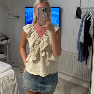 Beige volangtopp med v-ringning - Supersöt beige topp med volanger🥰 aldrig använd