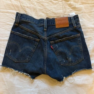 Levi's jeansshorts 501 - Mörkblå jeansshorts från Levi's, med knappar i gylfen. Bra skick i storlek w24 ☀️                   