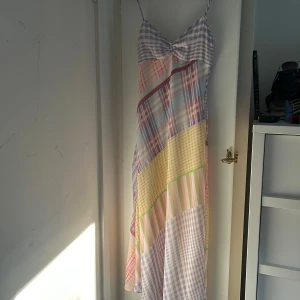 Färgglad klänning från Mango - Superfin färgglad långklänning med tunna axelband från Mango!! Endast testade på och har prislappen kvar 