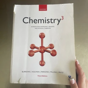 Chemistry3: Introducing Inorganic, Organic, and Physical Chemistry - Perfekt för dig som pluggar kemi, behövs även i biomedicin första termin första kurs! Chemistry3 ger en tydlig introduktion till oorganisk, organisk och fysikalisk kemi. Boken är på engelska och passar både gymnasie- och universitetsstudenter. Tredje upplagan, utgiven 2017. Kan sänka pris vid snabbt köp!
