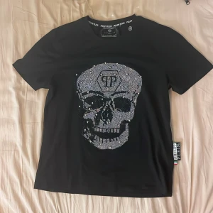Philipp plein t shirt - En svart Philipp plein t Shirt i storlek M som knappts använts 