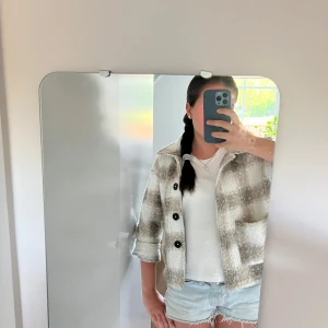 Teddykappa från GinaTricot - Supermysig teddyjacka från Gina Tricot med beigea och vit rutigt mönster💞Kan diskutera pris vid snabbt köp🥰