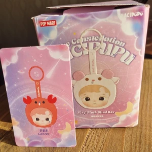 HACIPUPU blind box - Äkta nyckelring från Popmart. Denna kollektion är inspirerad av stjärntecken – detta är Kräftan. Endast lådan har öppnats, nyckelringen är i nyskick.