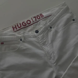 Vita jeans från Hugo 708 - Snygga vita jeans från Hugo boss. Storleken 29/32.