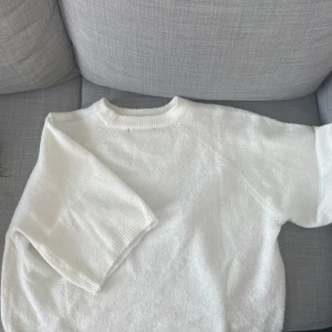 Vit stickad tröja med korta ärmar  - Supermjuk vit stickad tröja med korta ärmar tröja är köpt från lager 157 men jag har bara använt den en eller två gånger  den är i storlek S skriv om ni har några frågor