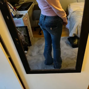 True Religion  - Säljer dessa true religion storlek 26 modell joey då dom är förstora, inte användt dom mycke⭐️Ordinare pris 1399!