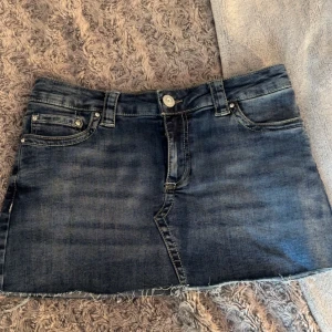 Low waist jeans skirt  - Mörkblå jeans kjol från Nelly med låg midja i storlek 34 💕 aldrig använt men prislappen är borta. Helt slutsåld💕orginal priset är 599