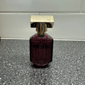 Hugo Boss The Scent Magnetic parfym - Hugo Boss The Scent Magnetic parfym for her. Mer än halvfull. (Nypris för 30 ml 945 kr)