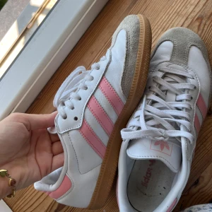 Adidas Samba vit/rosa sneakers - Adidas Samba med rosa detaljer. Endast använda fåtal gånger!💕Nytt pris 1045 kr
