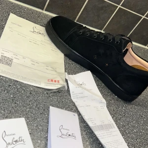 Svarta sneakers från Christian Louboutin - Säljer mina Loubs, storlek 42 och en halv, riktigt fint skick, lite små defekter på sulan, bara någon repa