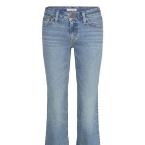 Levis 527 bootcut jeans ljusblå - Säljer mina lågmidjade bootcut Levis jeans. Dom är i bra skick men har sprätt upp dom nedtill så där har dom några slitningar.❤️