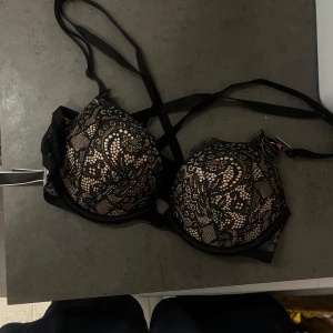 victorias secret bombshell add 2 cups - såå sjukt snygg vs bh! helt ny, endast testad (passade tyvärr  inte) :( storlek 32AA! skriv vid frågor 💓 köpt för 600kr 