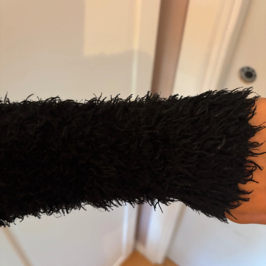 Svart fluffig långärmad tröja - 2